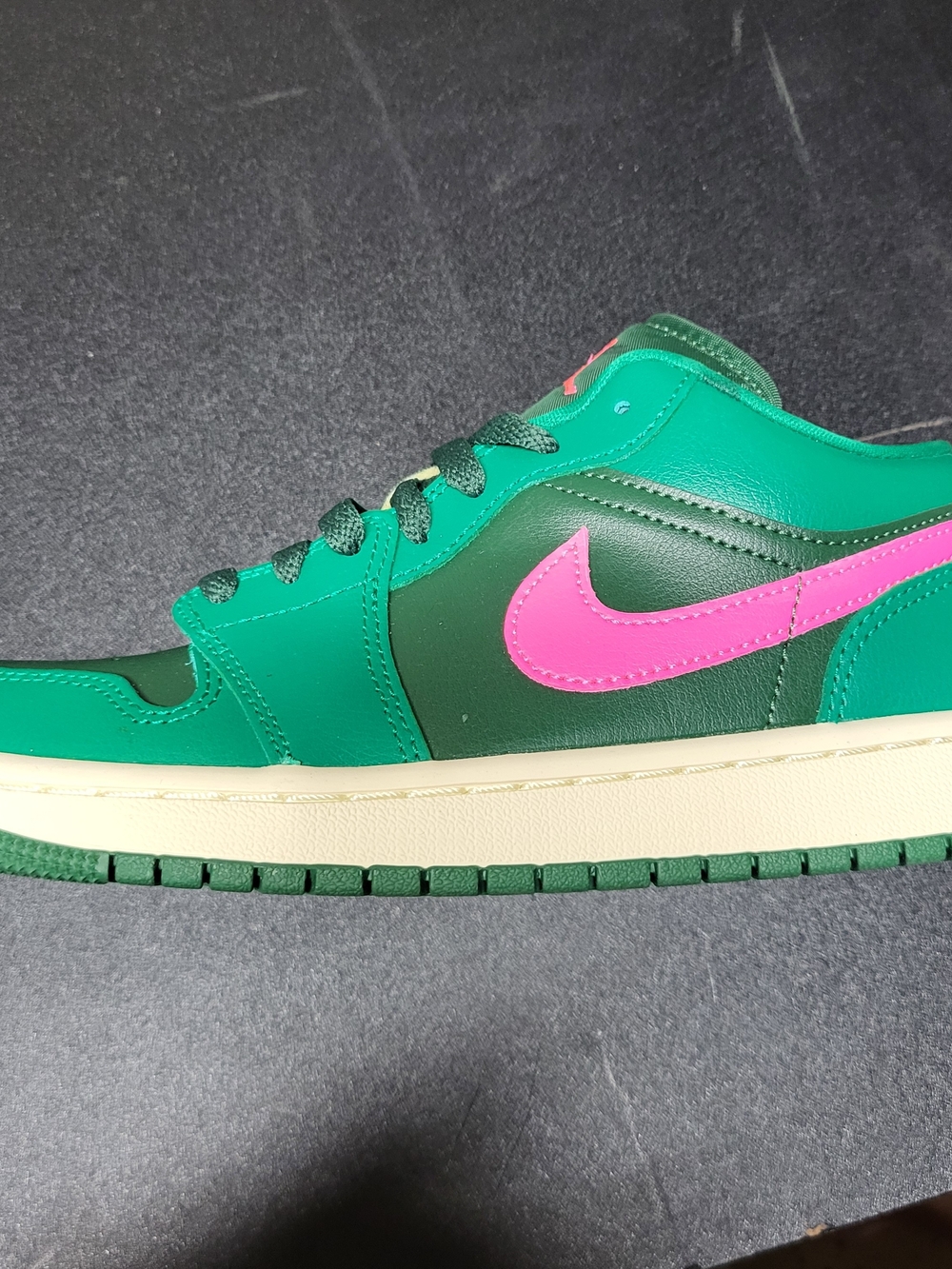 *NEW* Nike Air Jordan 1 Low Malachite Pink Blast DC0774-300 Women's Size 8.5 - Picture 2 of 11